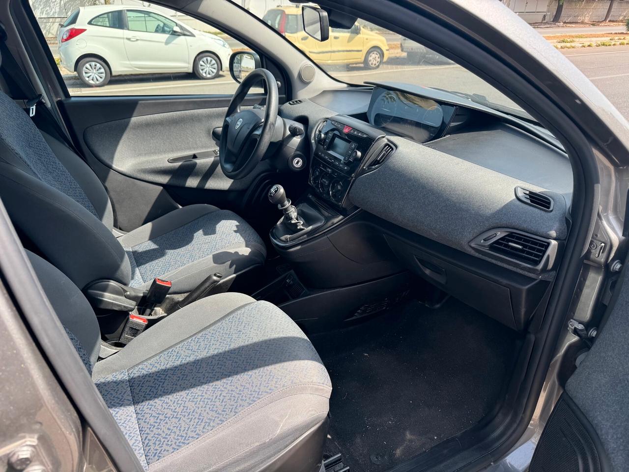 Lancia Ypsilon 1.0 neopatentati