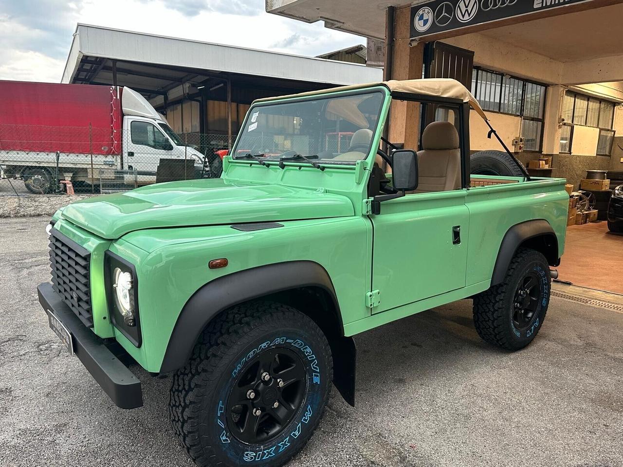 Land Rover Defender 90 2.2 TD4 Soft top E N1