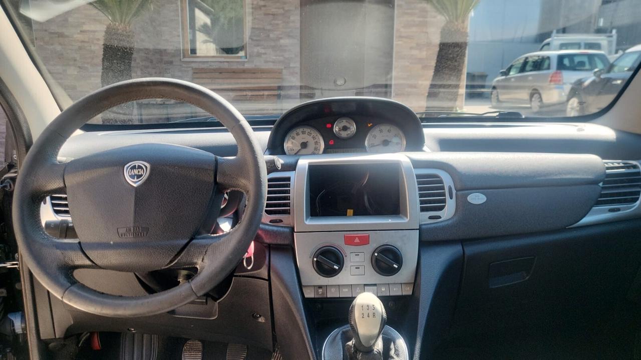 Lancia Ypsilon 1.3 MJT 75 CV Oro