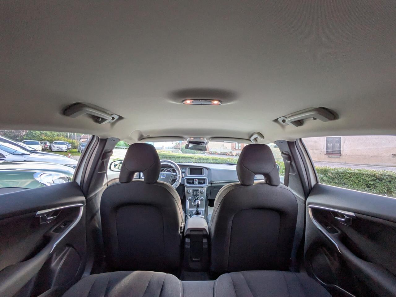 VOLVO V40 CROSS COUNTRY D2 MOMENTUM