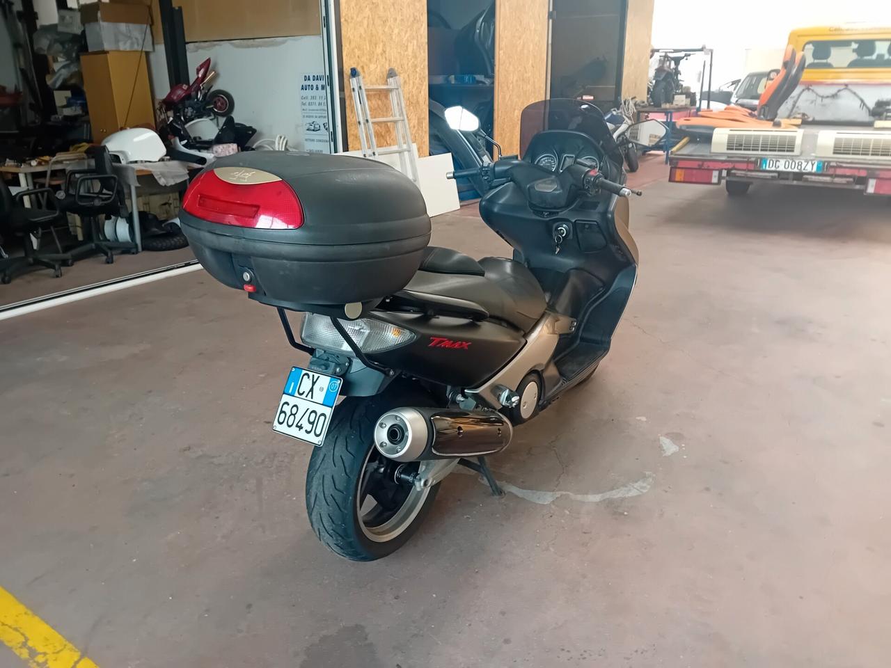 T-max totalblack del 2007 con 27000 km