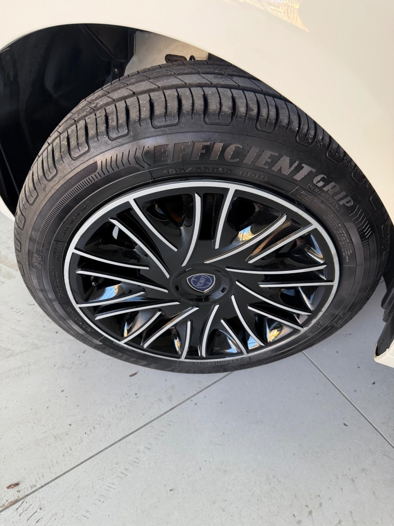 Lancia Ypsilon 1.0 Hibrid GPL