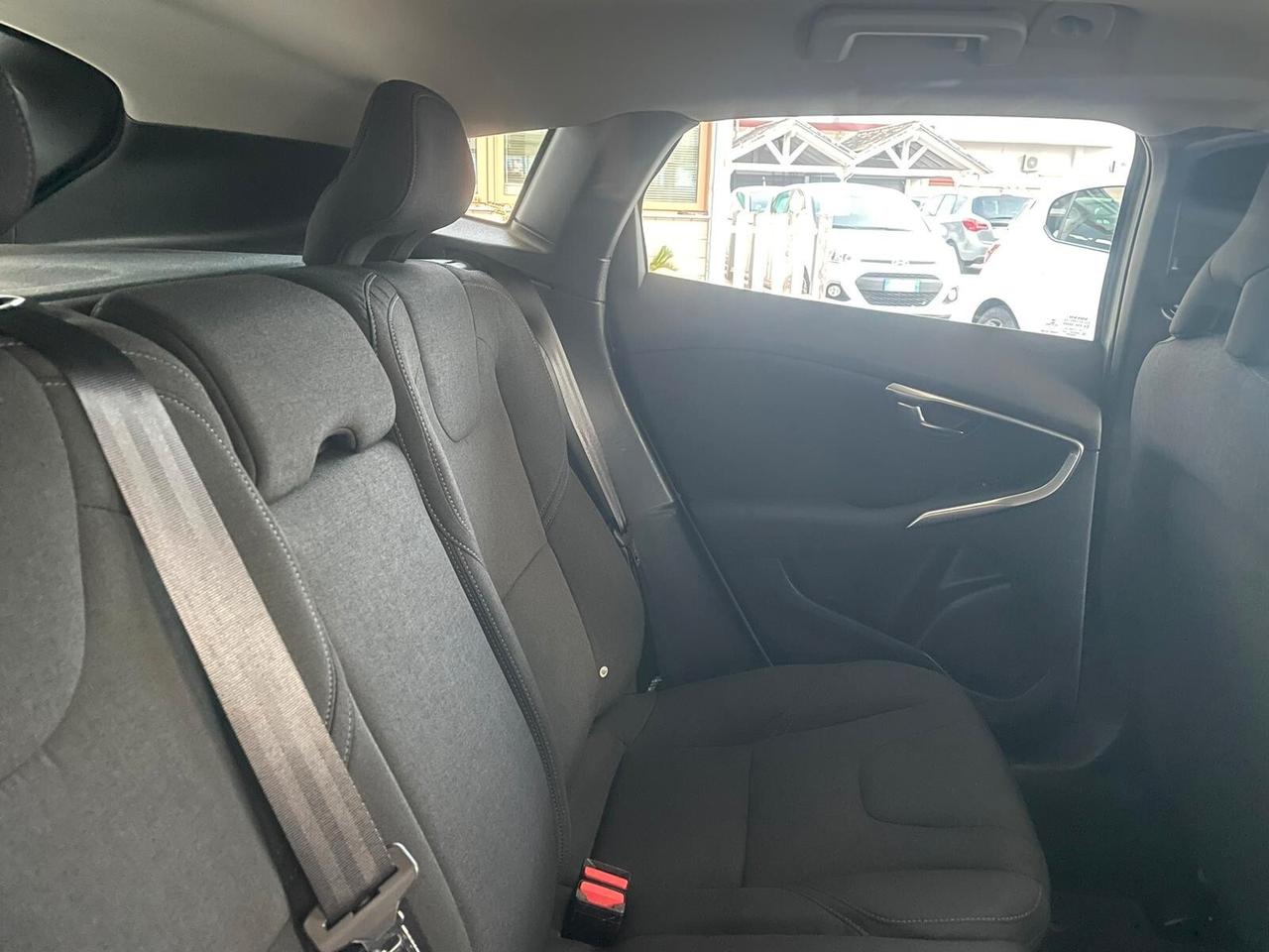 Volvo V40 D2 R-design Momentum