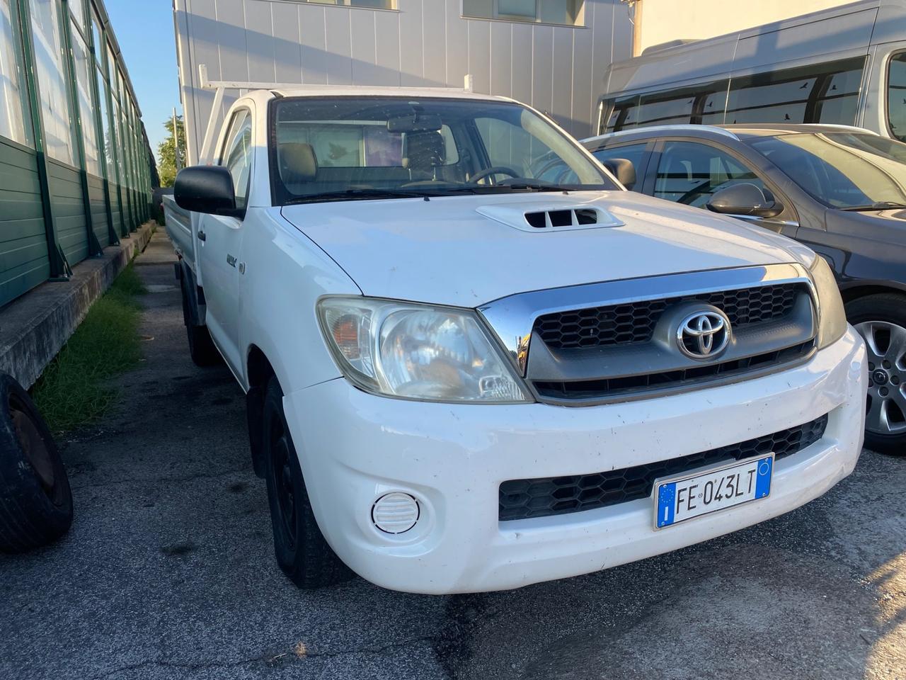 Toyota Hilux 2.5 D-4D 2WD Cassonato....