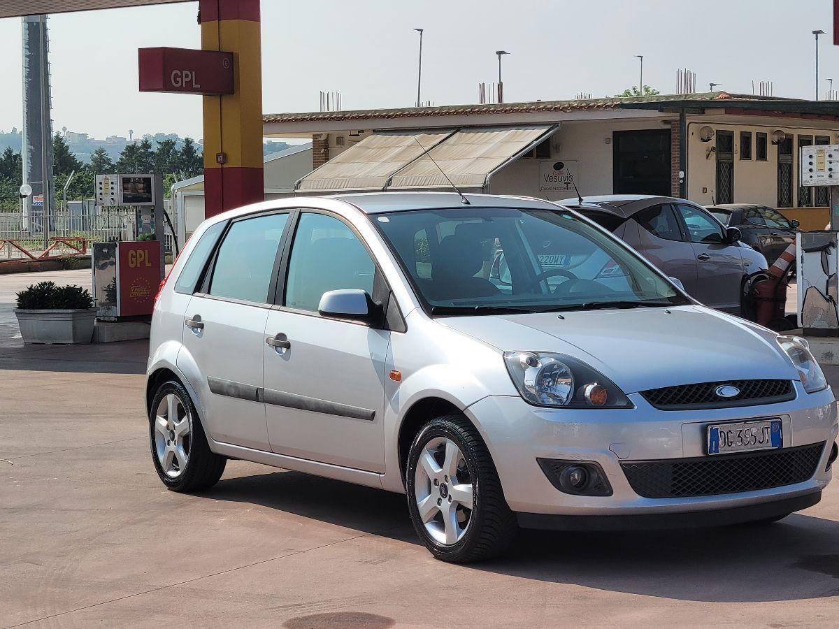 FORD - Fiesta - 1.2i 16V 5 porte Ghia