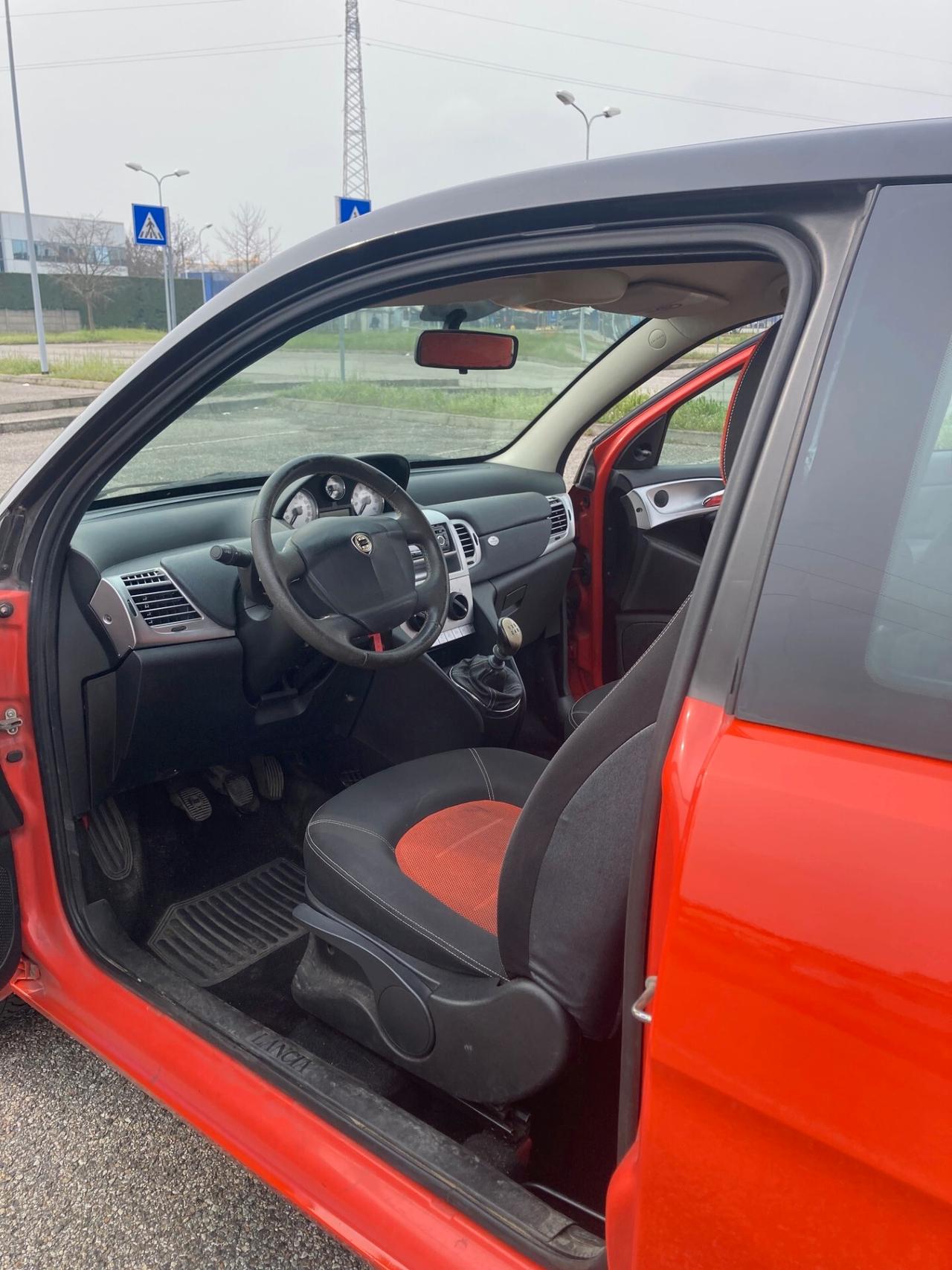 Lancia Ypsilon 1.2 MOMO