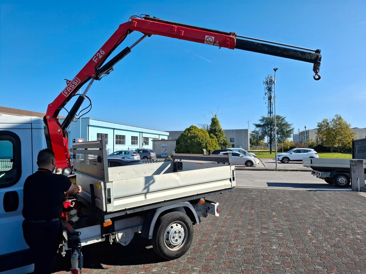 Fiat Ducato 2.3 cassonato con Doppia cabina 7 posti allestito con Gru Fassi