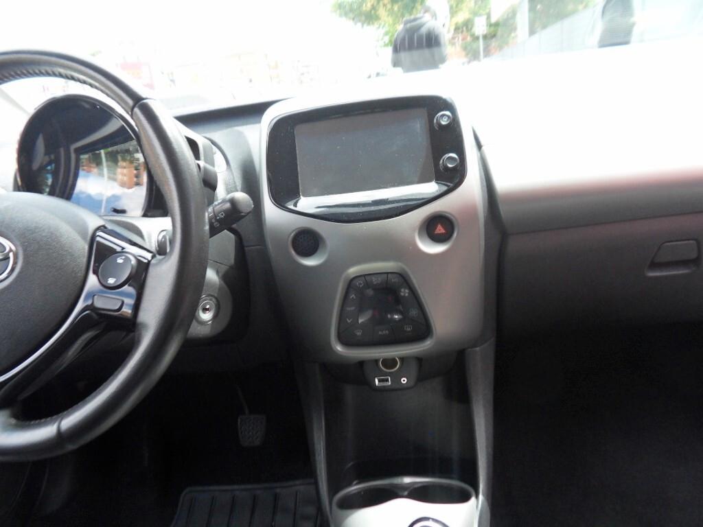 Toyota Aygo 1.0 VVT-i 69 CV 5 porte x-business MMT