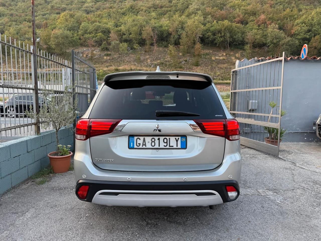 Mitsubishi Outlander 2.0 4WD GPL Bi-fuel CVT Diamond SDA 7 posti