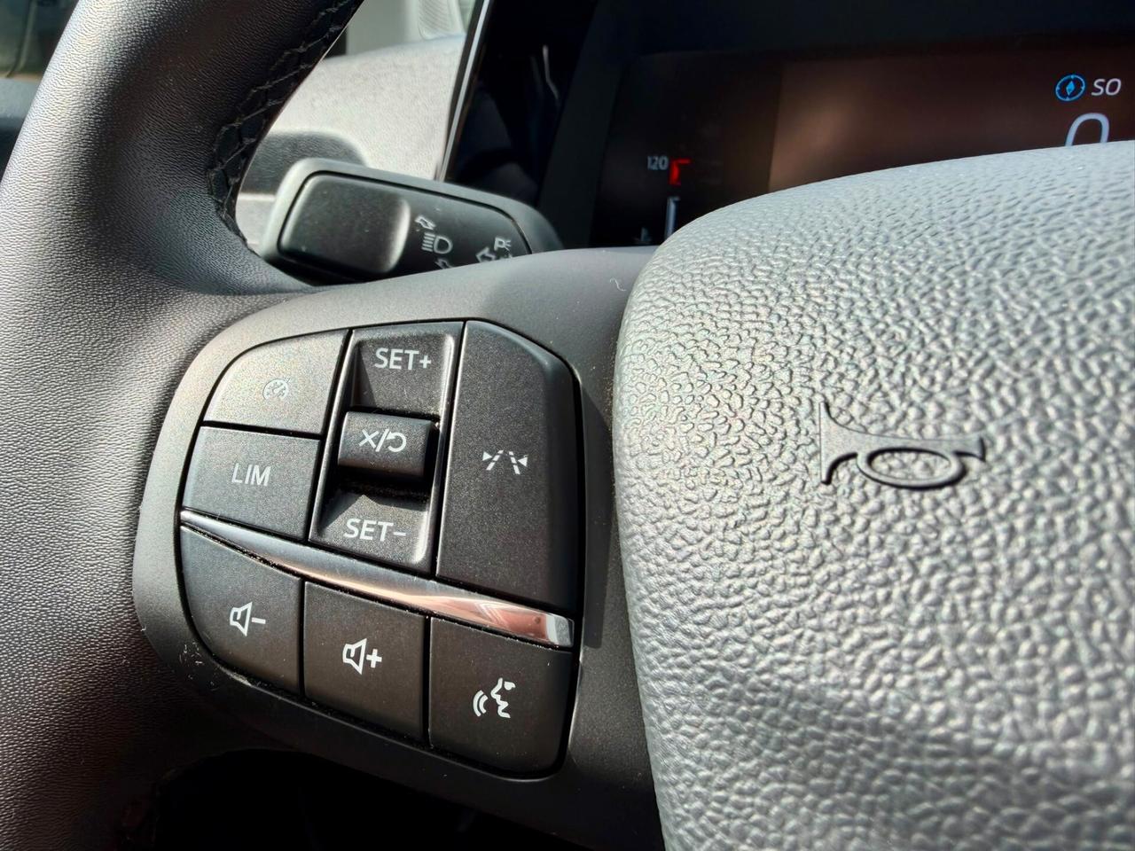 Ford Tourneo Courier 1.0 EcoBoost Titanium
