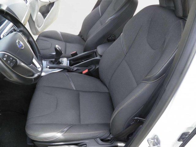 VOLVO V40 Cross Country V40 CROSS COUNTRY D3 MOMENTUM