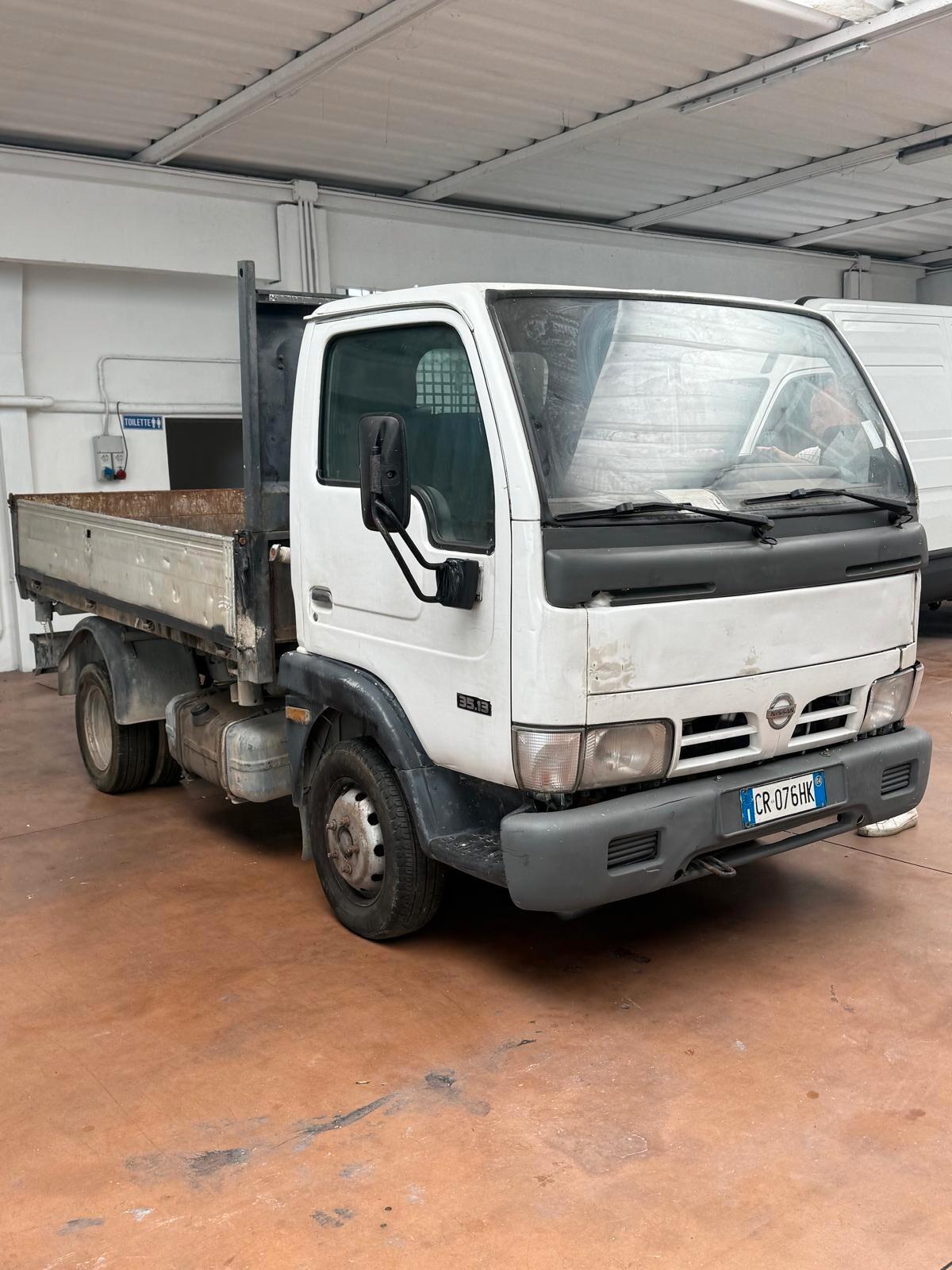 3 Nissan Cabstar ribaltabile non funzionante per operatori del settore