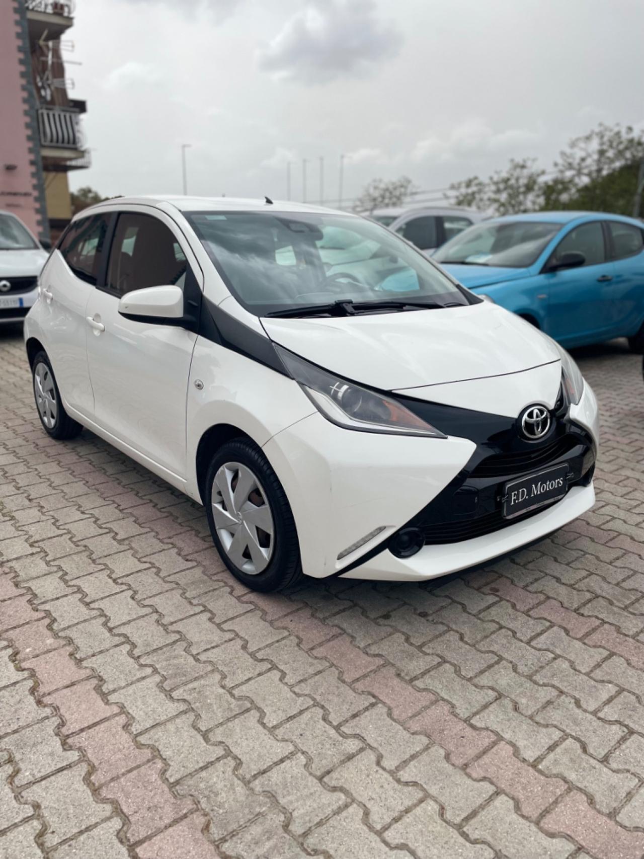 Toyota Aygo 1.0 VVT-i 69 CV 5 porte x-play TSS