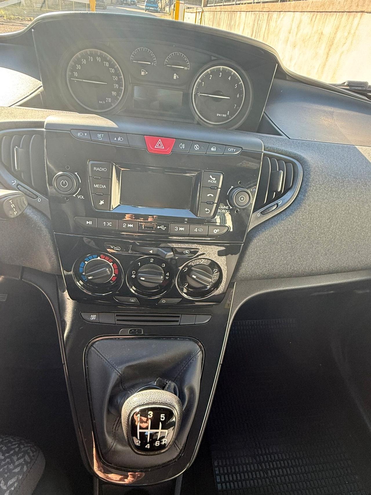 Lancia Ypsilon 1.0 FireFly 5 porte S&S Hybrid Ecochic Gold