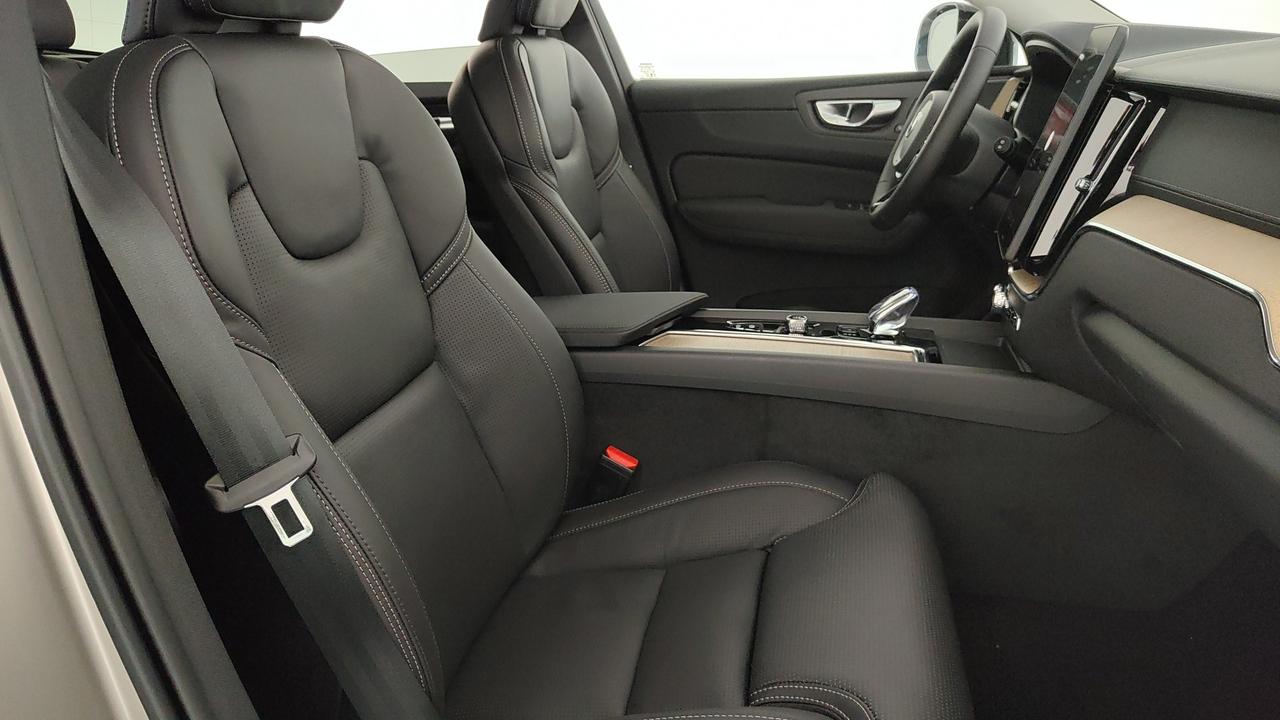 VOLVO XC60 2.0 b5 mhev Ultra Dark awd auto