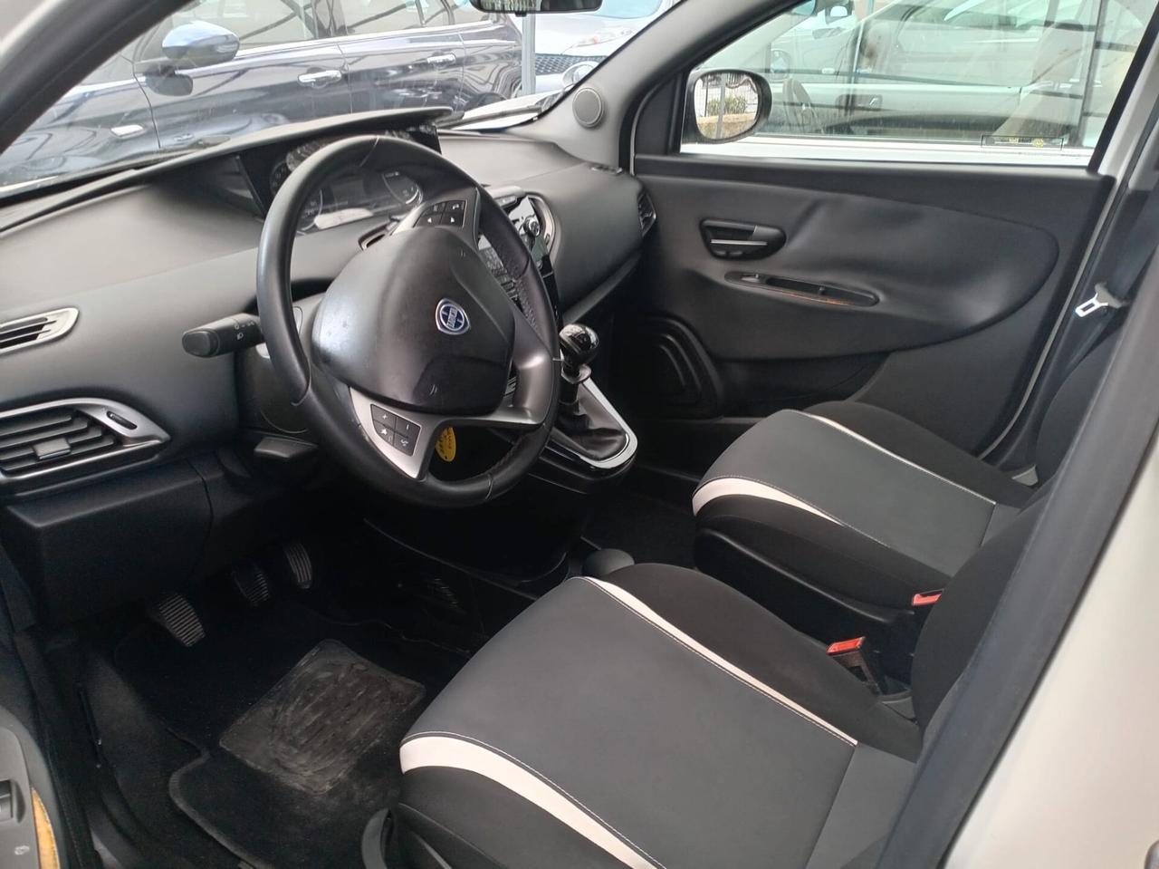 Lancia Ypsilon 1.2 69 CV 5 porte S&S Platinum