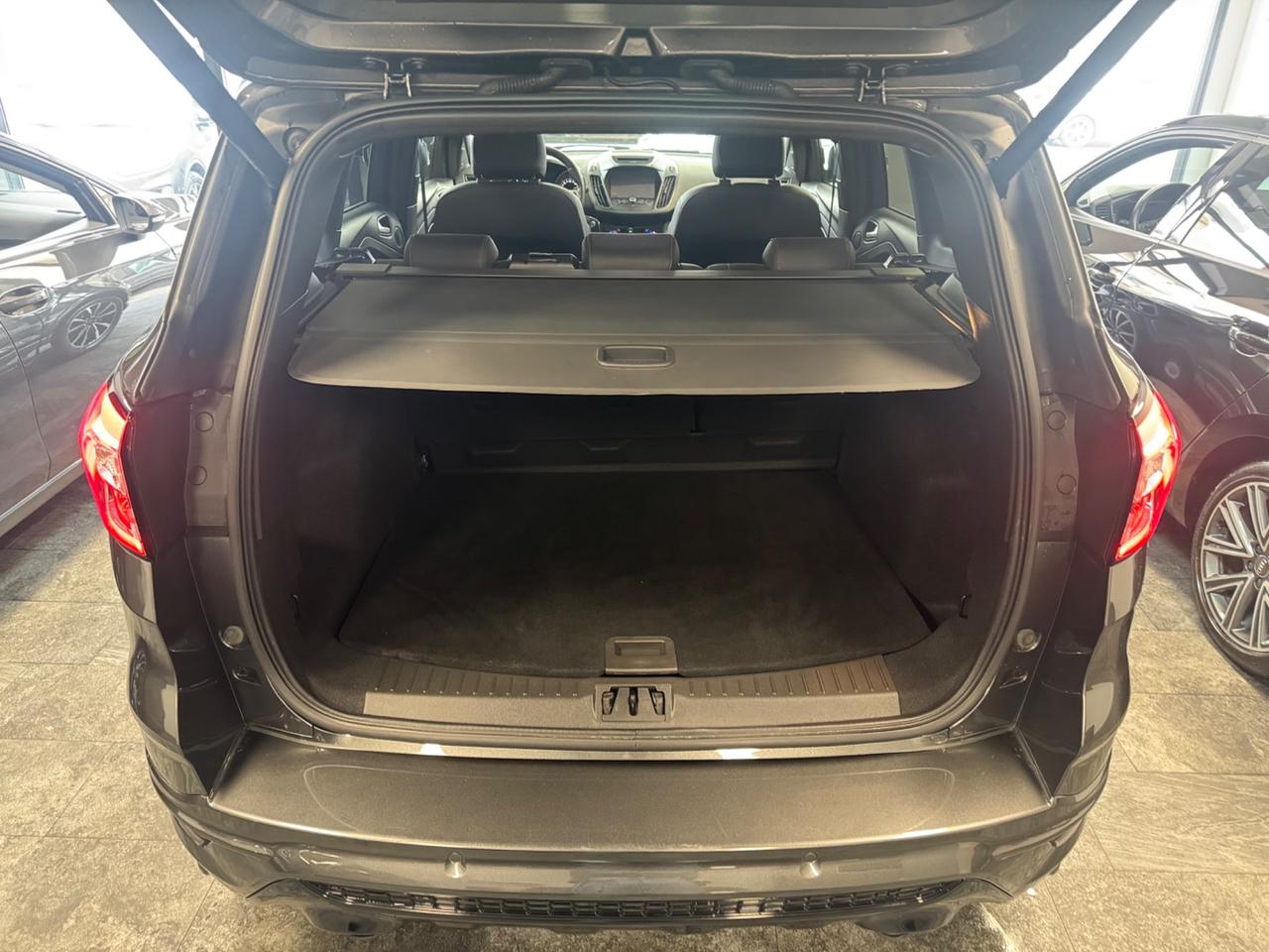 Ford Kuga 2.0 TDCI ST LINE DA VETRINA