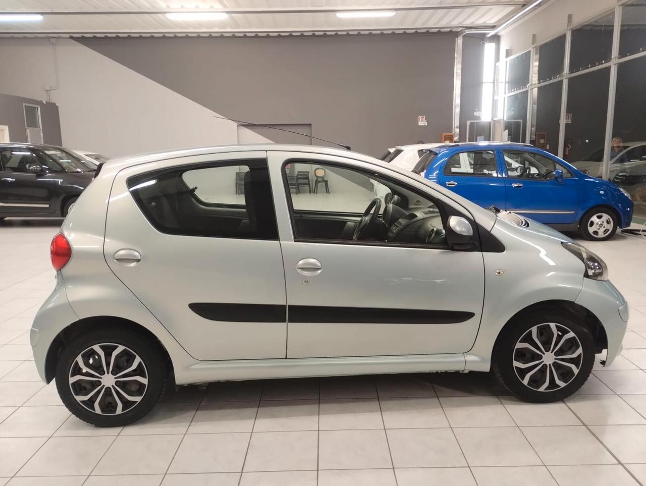 Toyota Aygo 1.0 12V VVT-i 5 porte Sol 165.000 KM