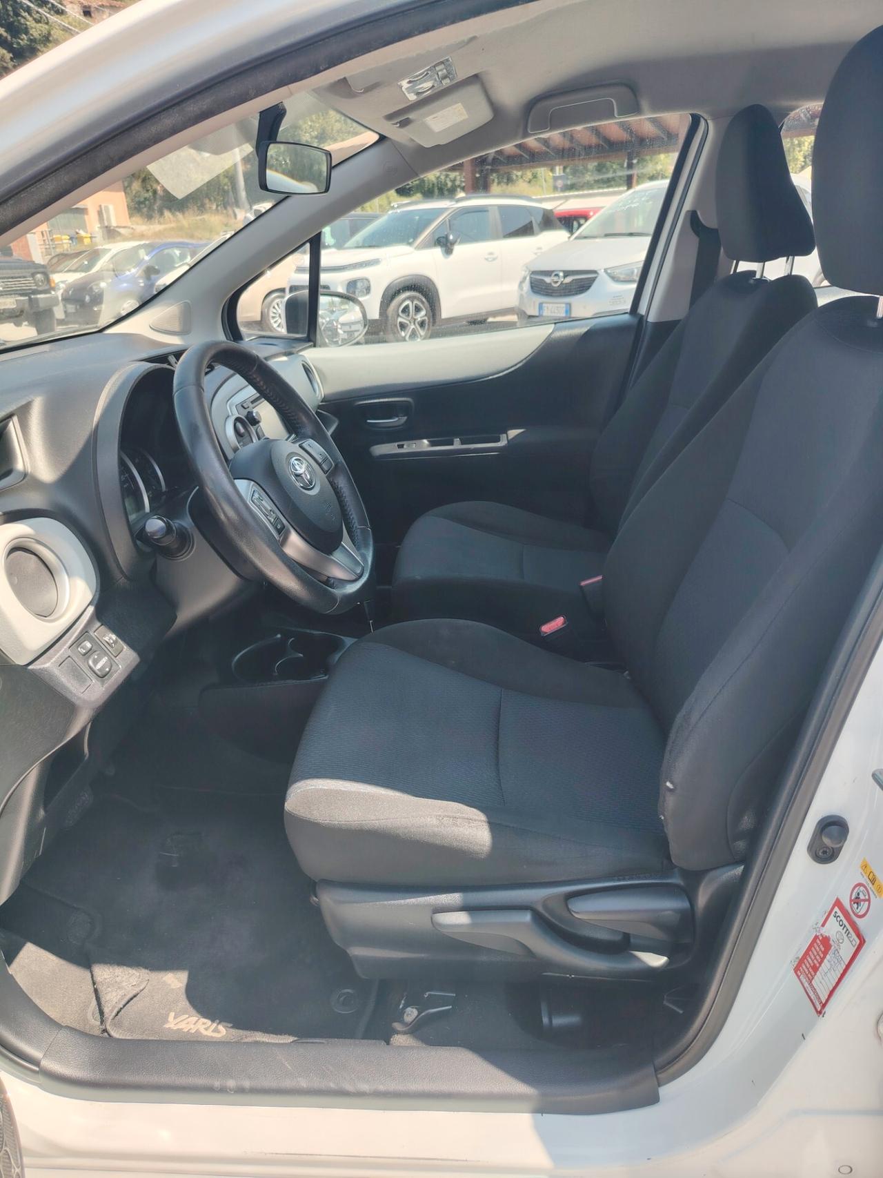 Toyota Yaris 1.5 Hybrid 5 porte Lounge Più - NEOPATENTATO