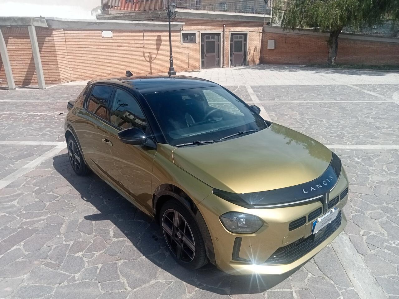 Lancia Ypsilon Hybrid e-DCT LX 2024