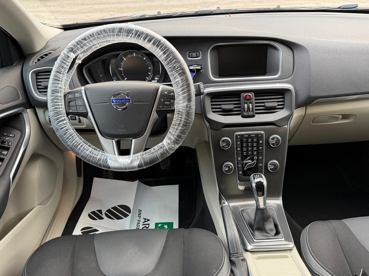 Volvo V40 120CV D2 R-design 2017 EURO6 Neopatentati