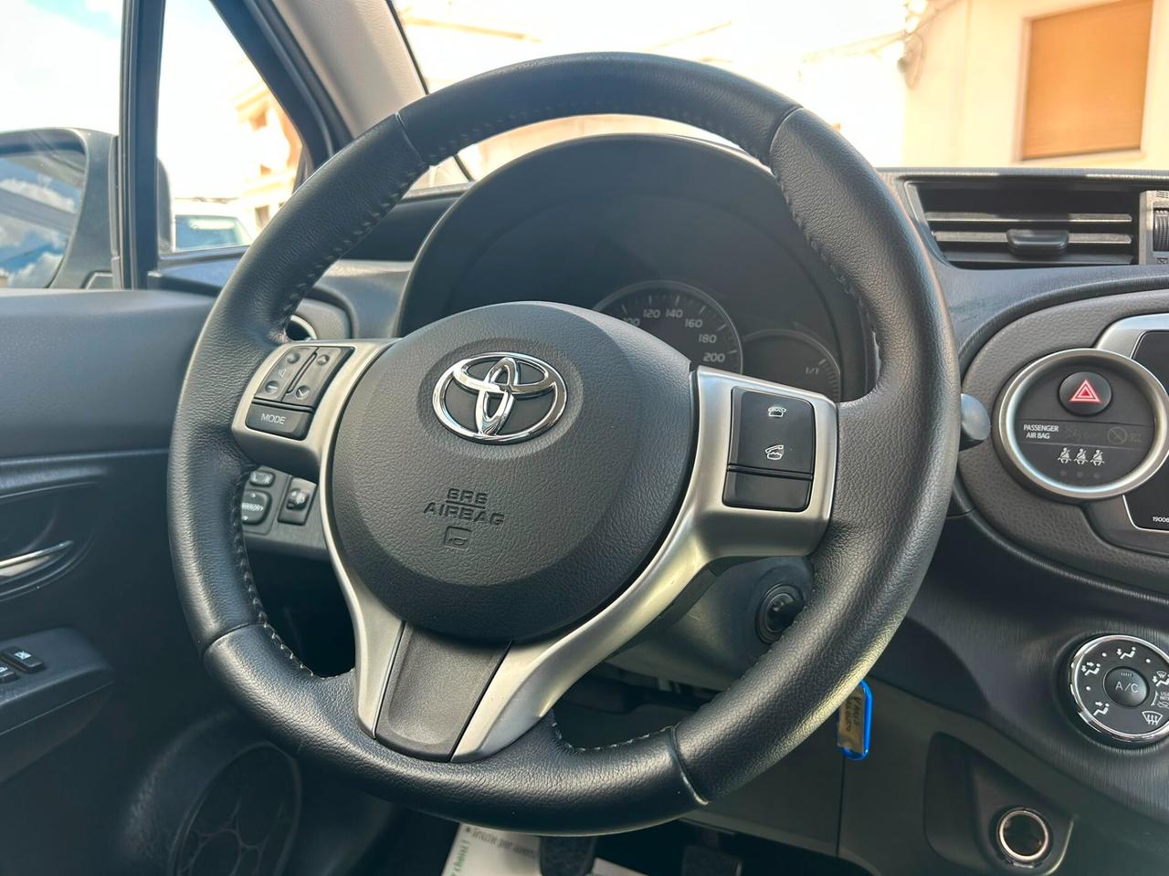 Toyota Yaris 1.0 51 Kw 5P LOUNGE RET. - 2012