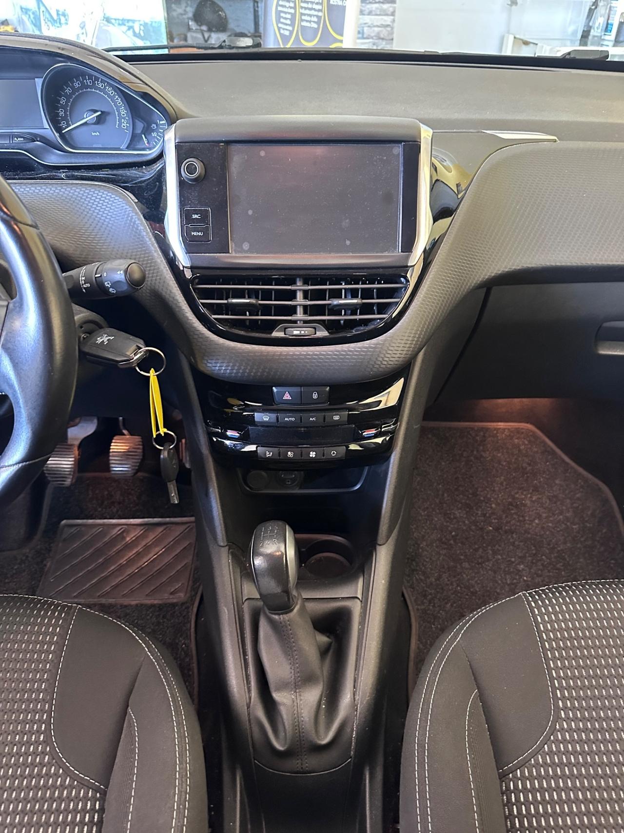 Peugeot 208 1.2benz. Allure