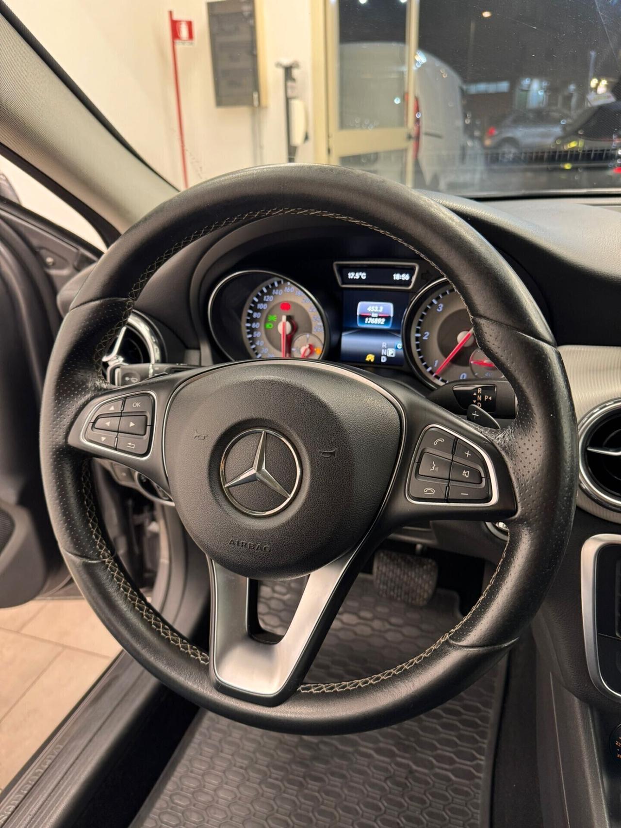 MERCEDES-BENZ GLA 200 D AUTOMATC PREMIUM