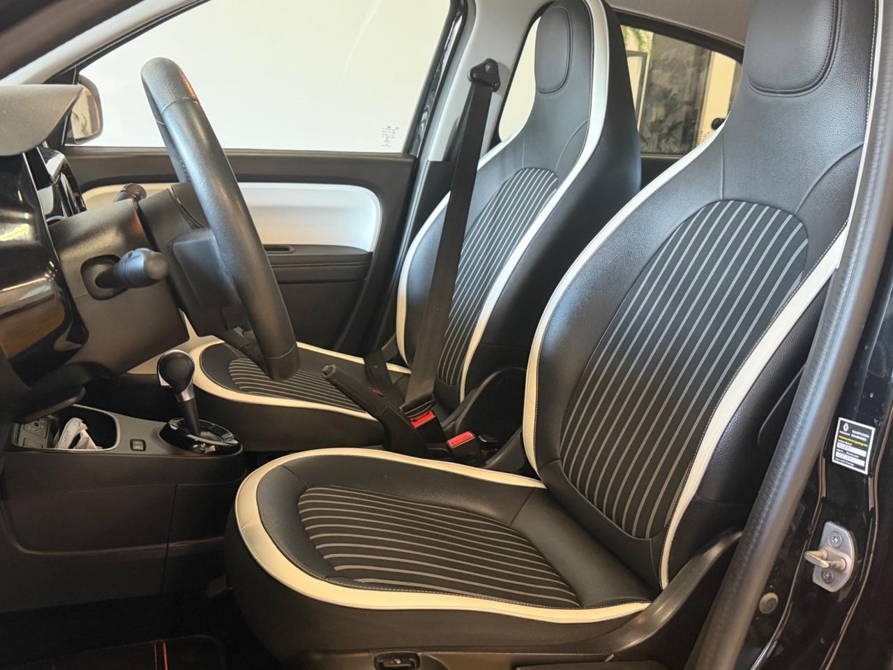 Renault Twingo 0.9 93CV AUTOMATICA PELLE NAVIGATORE LED BLACK PACK