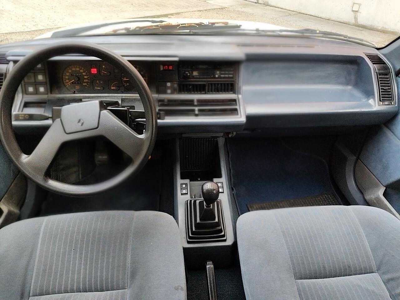 Renault 21 Nevada 1.7 GTS + gancio traino