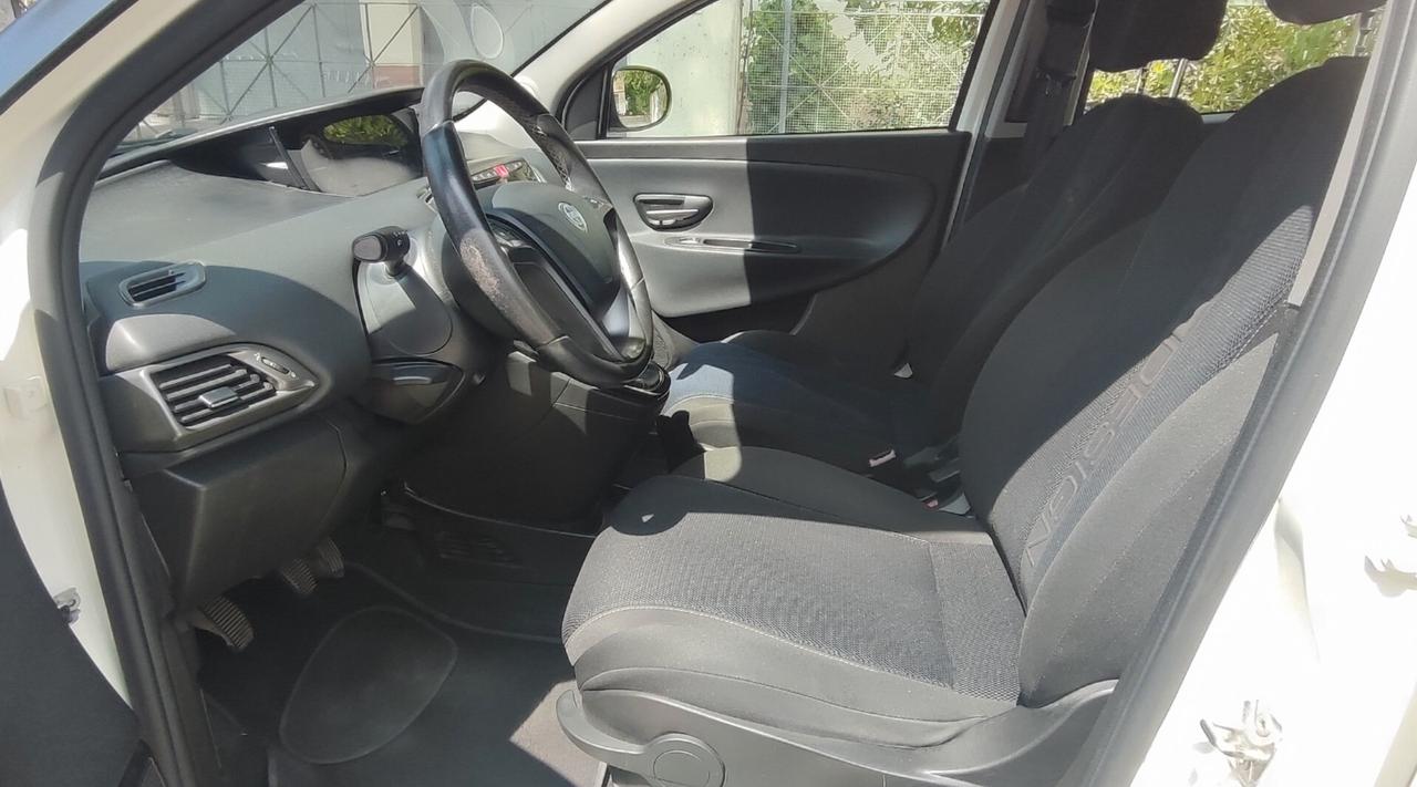 Lancia Ypsilon 1.2 69 CV 5 porte S Momodesign
