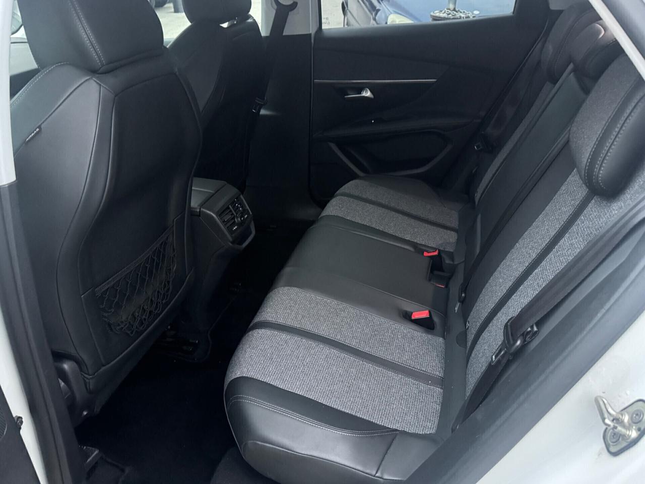 Peugeot 3008 BlueHDi 130 S&S EAT8 Allure