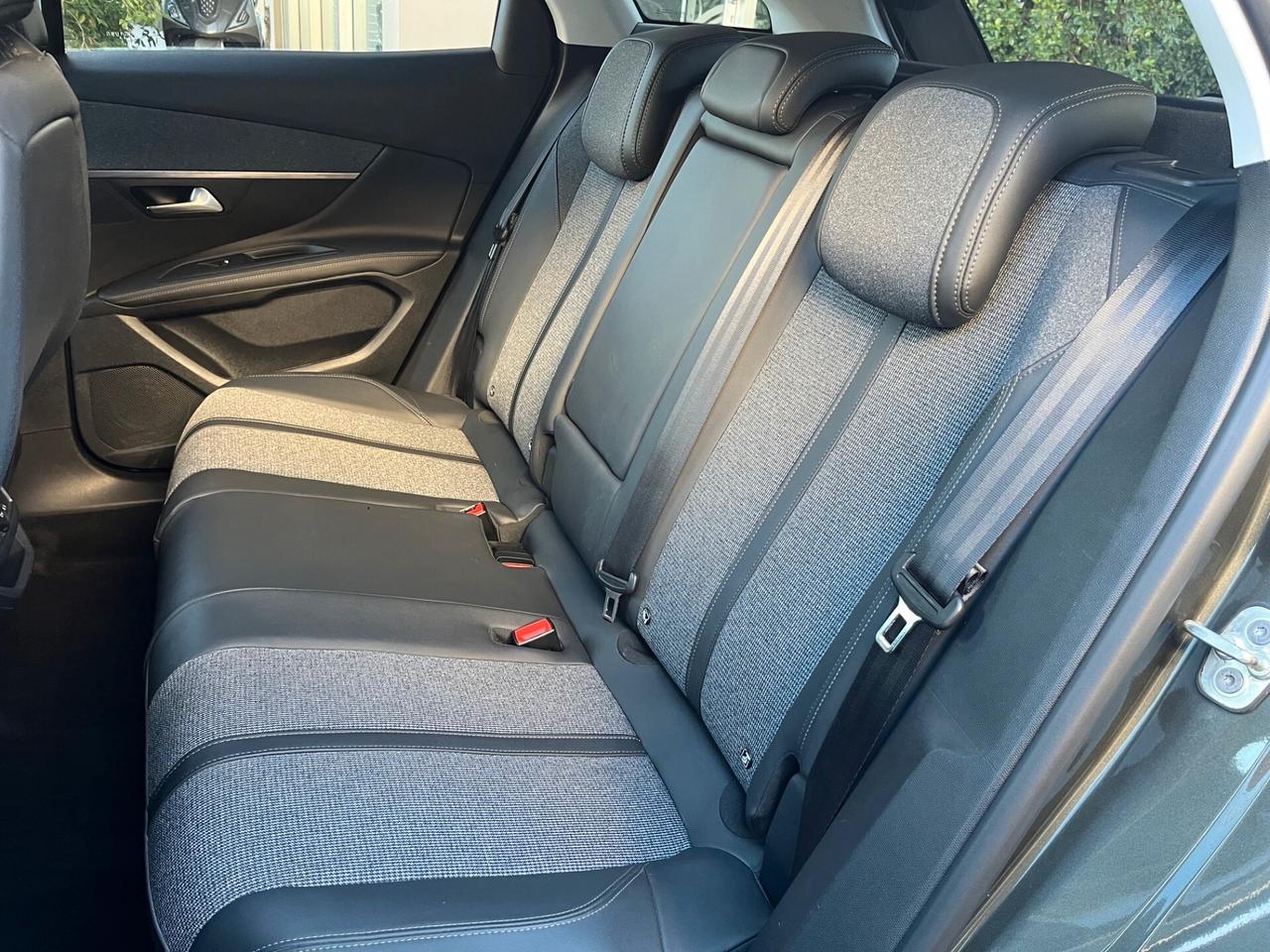 Peugeot 3008 1.5 bluehdi 130cv Allure eat8 NAVI/CAMERA PERF.