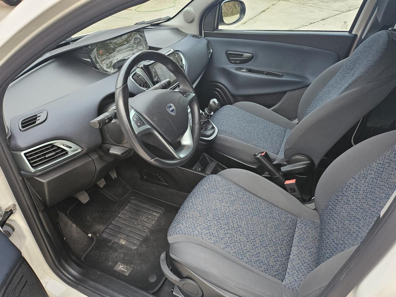 Lancia Ypsilon 1.0 FireFly 5 porte S&S Hybrid Silver