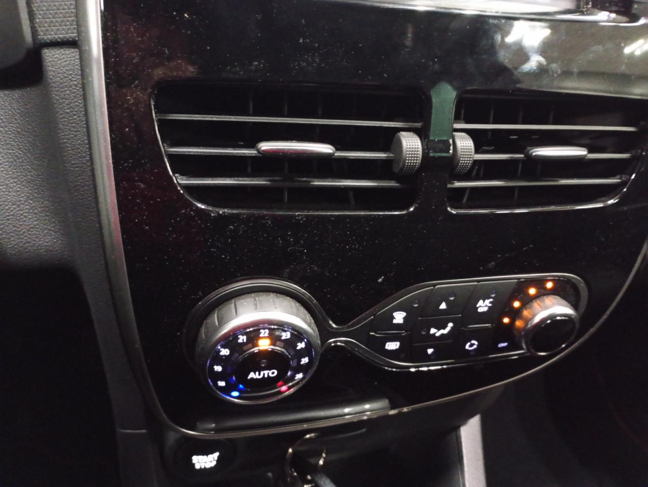 Renault Clio TCe 12V 90CV Start&Stop 5 porte Limited - Neopatentati