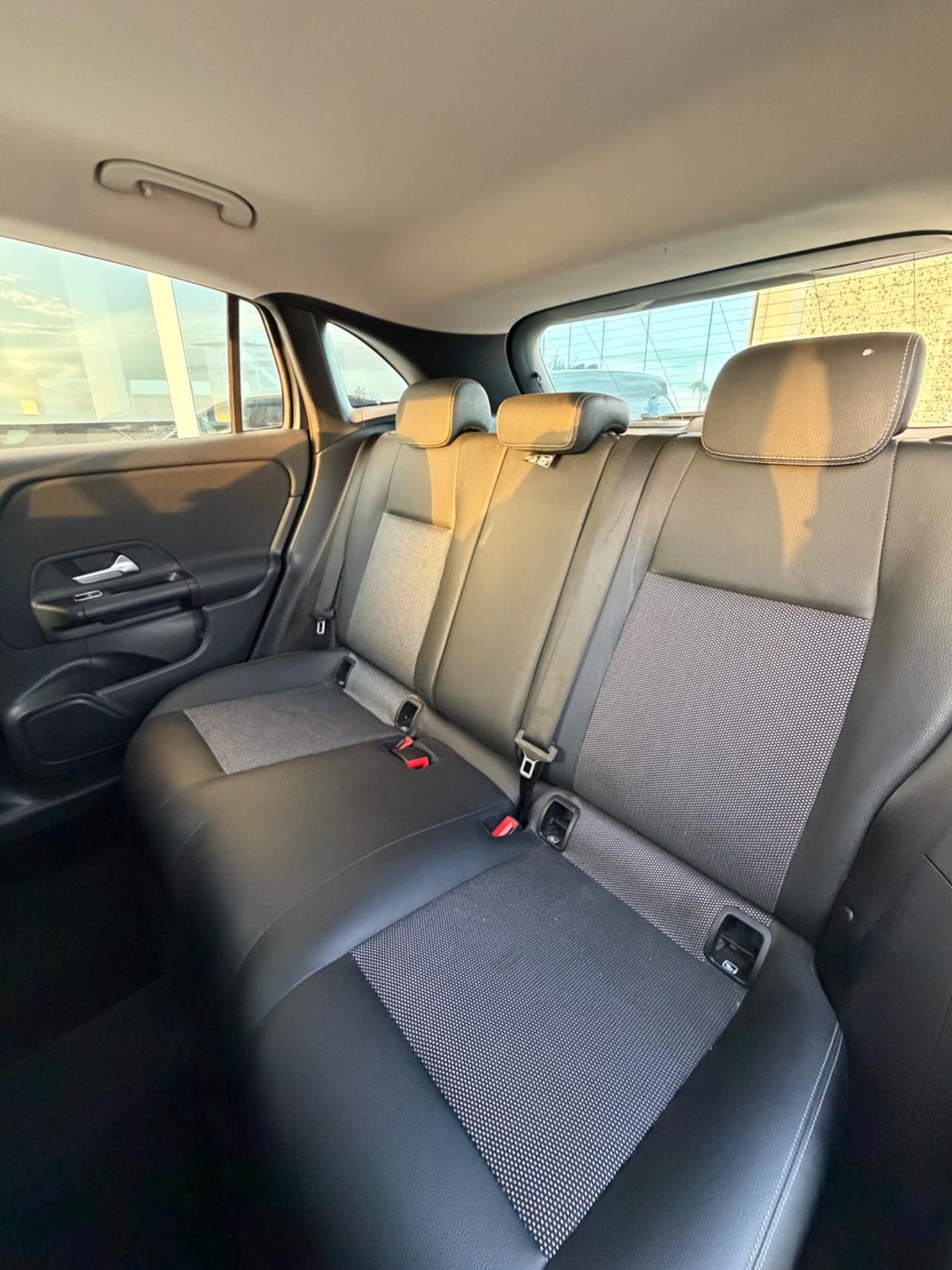Mercedes-Benz GLA 200d Business auto - possibilità noleggio no scoring
