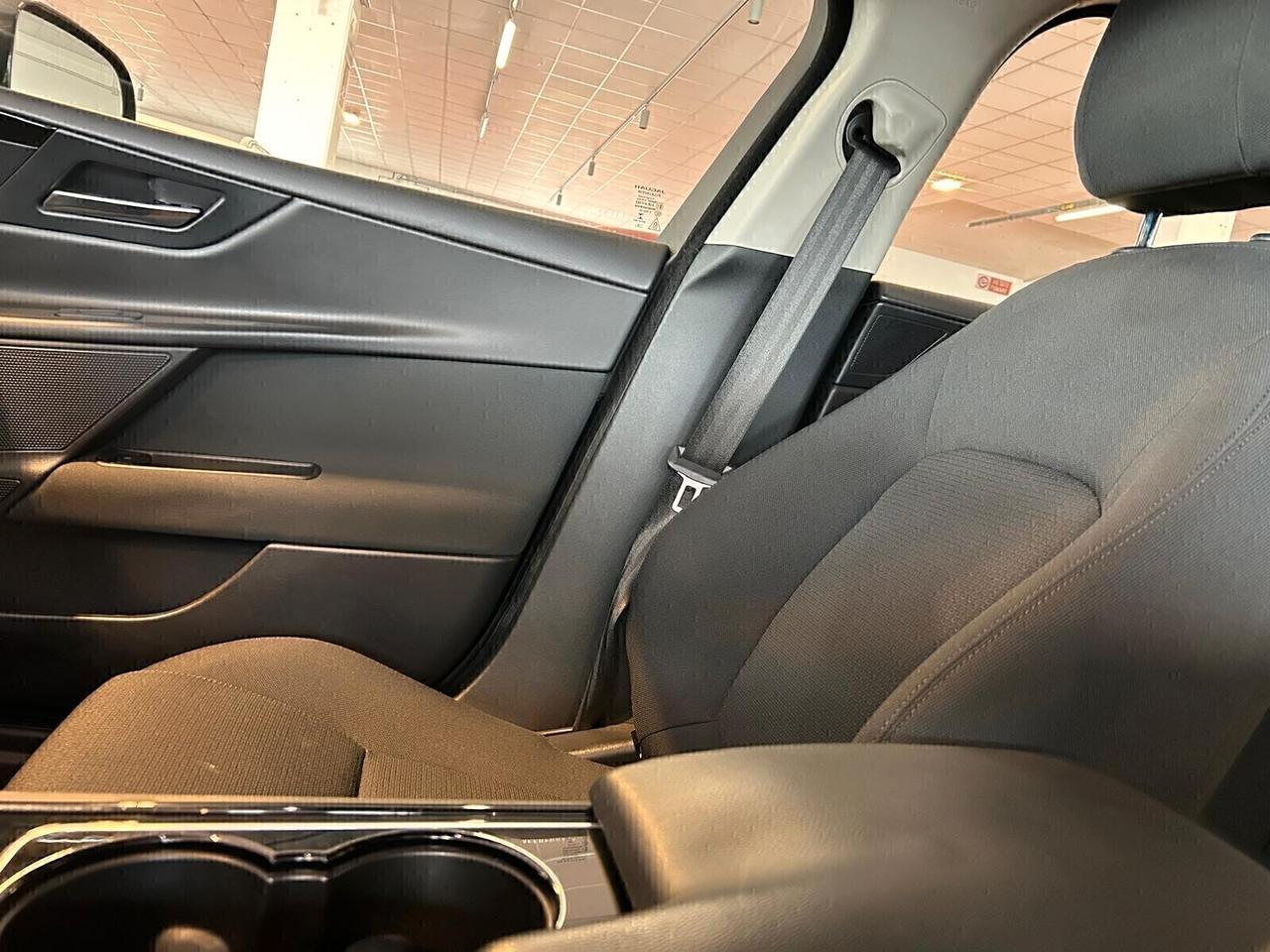 Jaguar XE PURE 2.0 D Turbo 180 CV aut.