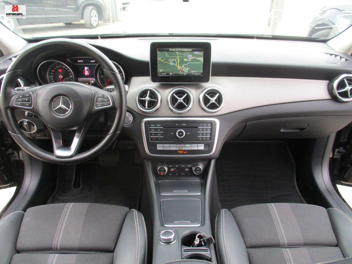 MERCEDES GLA 200 d Automatic Premium-2017