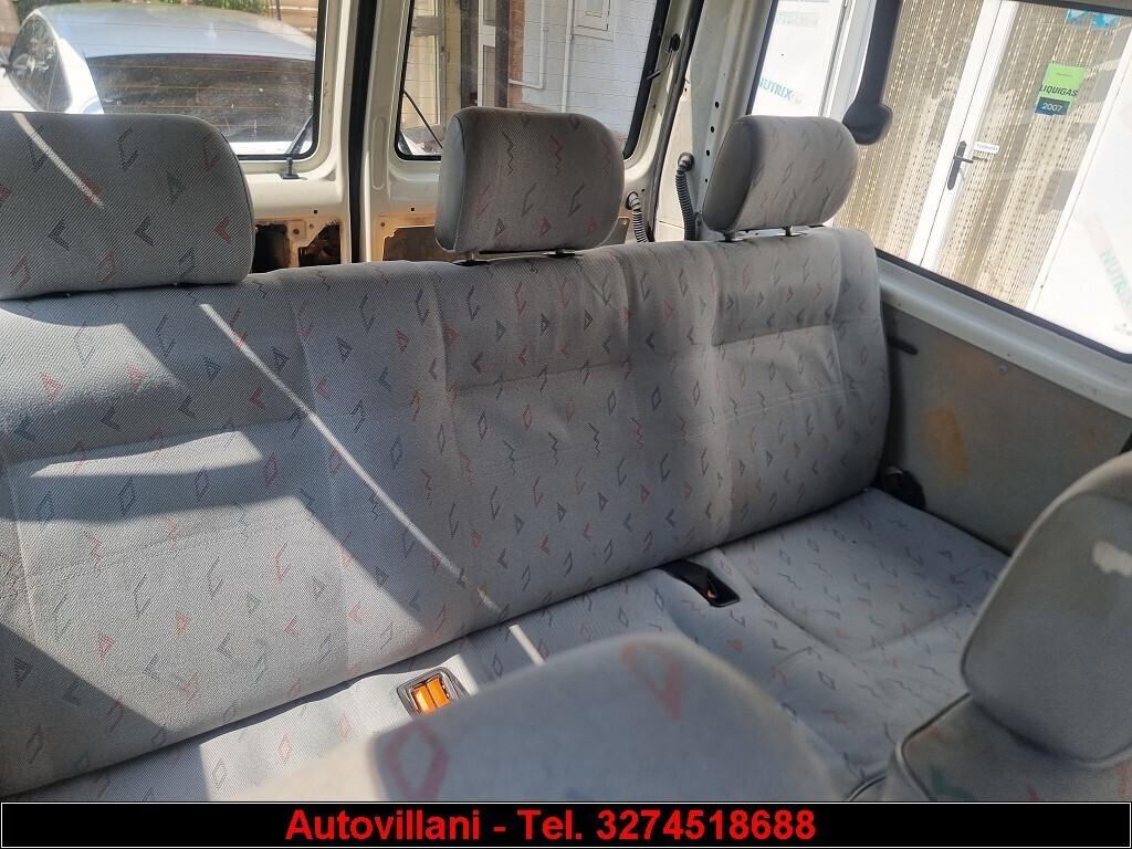 VOLKSWAGEN CARAVELLE-9 POSTI 2001