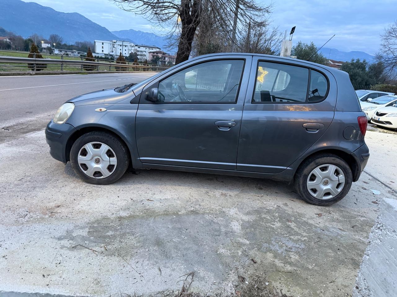 Toyota Yaris 1.0i 16V cat 5 porte Sol
