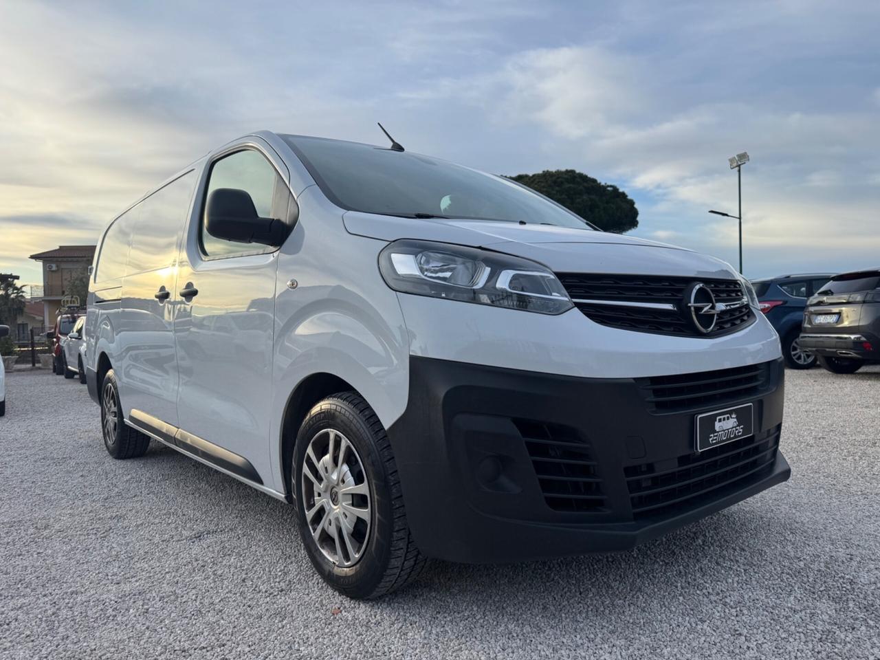 Opel Vivaro passo lungo trasporto farmaci HACCP