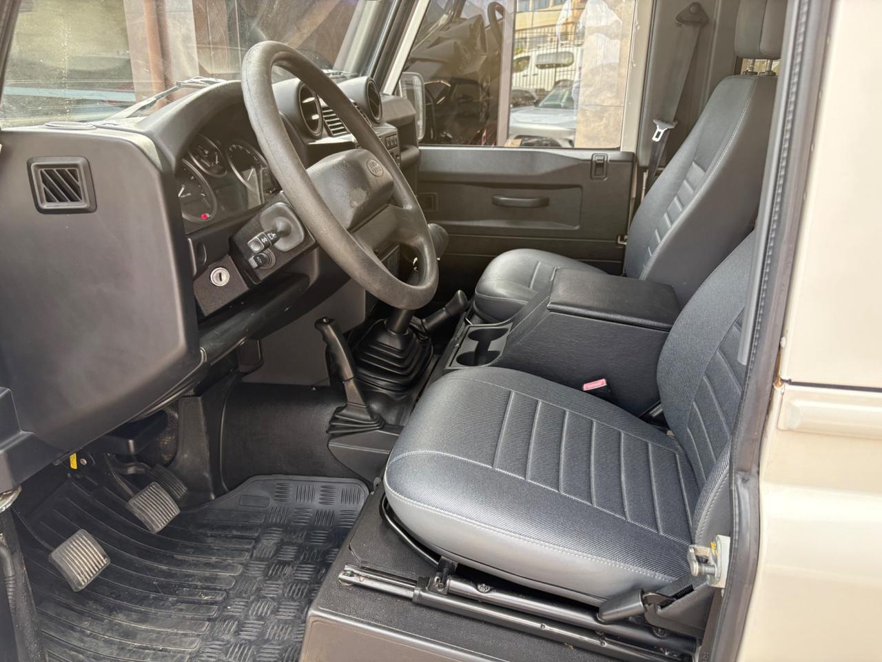 Land Rover Defender 90 2.4 TD4 Station Wagon E
