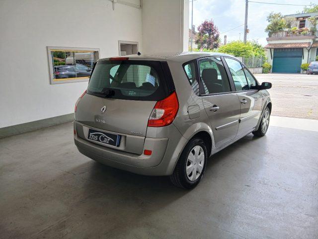 RENAULT Scenic 1.6 16V Dynamique