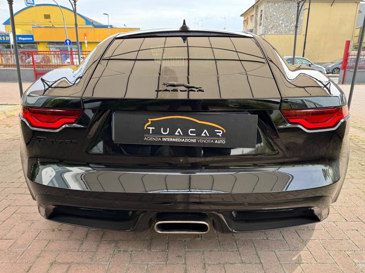 Jaguar F-Pace R-Dynamic Black 2.0 P 300