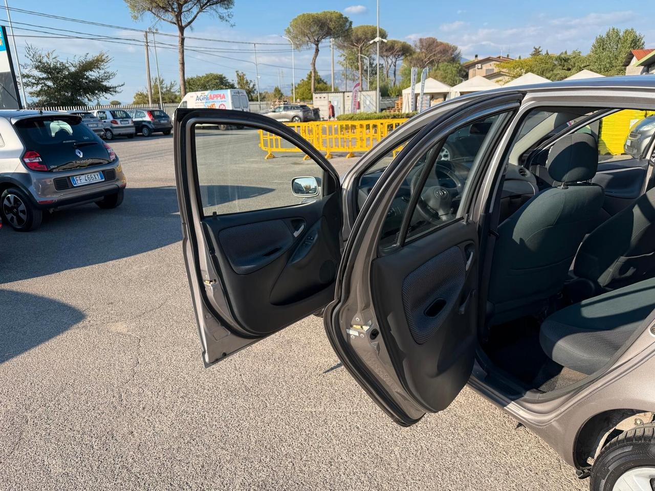 Toyota Yaris 1.4 -4D 75CV 5 PORTE SOL 2004
