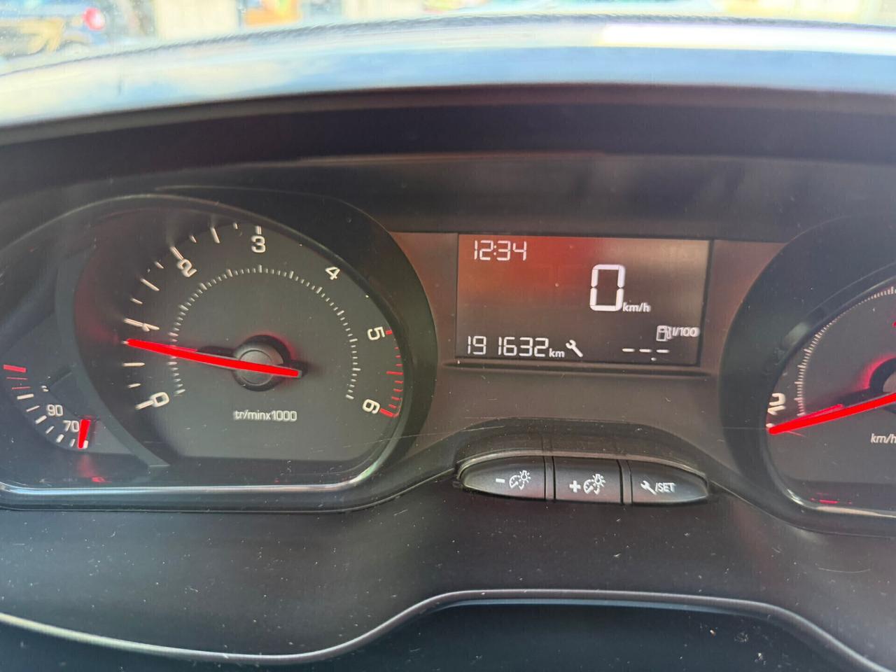 Peugeot 208 1.4 HDi 68 CV 5 porte Allure