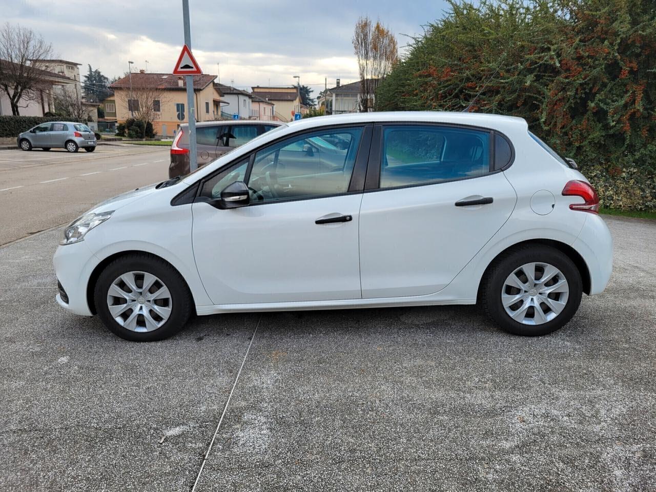 Peugeot 208 1.6 BlueHDi 75cv Active AUTOCARRO 2 POSTI NEOPATENTATI