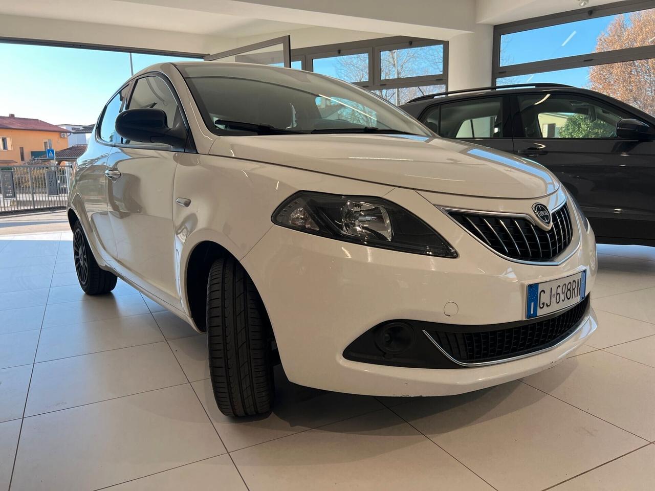 Lancia Ypsilon 1.0 FireFly 5 porte S&S Hybrid Silver