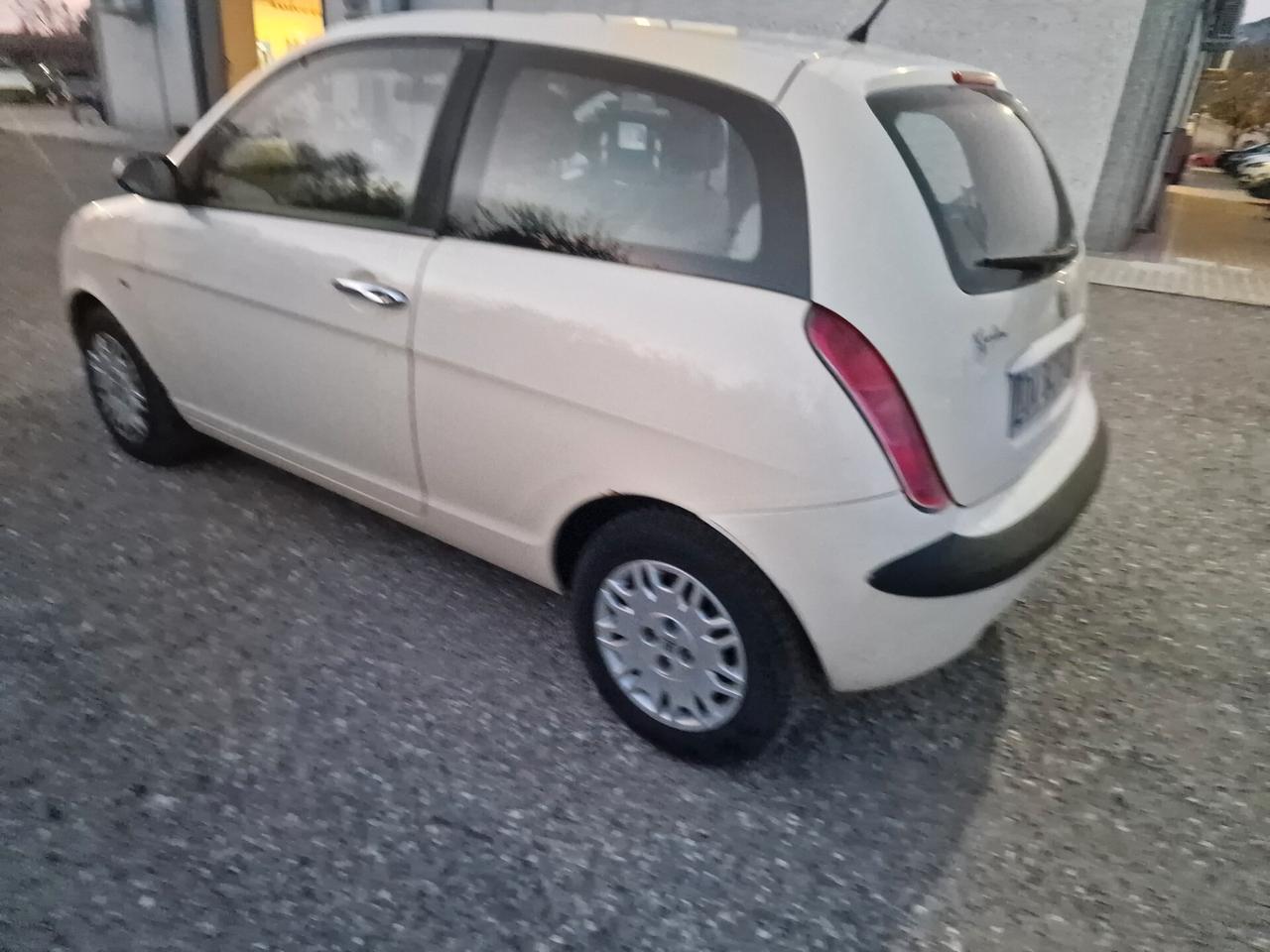 Lancia Ypsilon 1.3 MJT 75 CV Argento