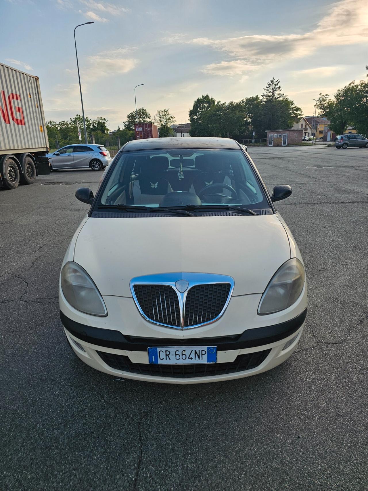 Lancia Ypsilon 1.2 16V Oro